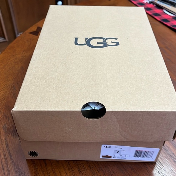 NWT UGG size 7 Tasman 
Chestnut color. Never worn. - Picture 4 of 4